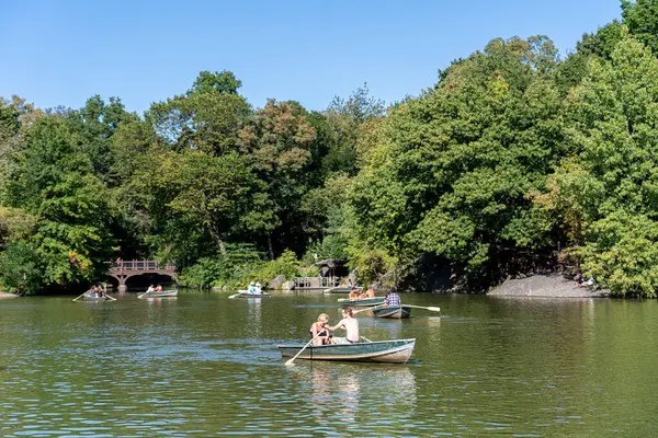 New York City, ABD - 21 Eylül 2019: Central Park 'taki Göl' de kayıkla gezen insanlar.