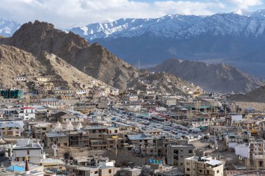 LEh, Hindistan - 02 Nisan 2023: Tarihi şehir merkezinde otopark olarak kullanılan polo sahası
