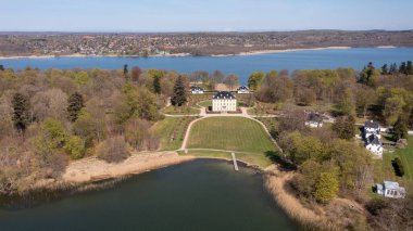 Holte, Danimarka - 26 Nisan 2022: Furesoe Gölü 'ndeki Naesse Kalesi' nin hava boğma manzarası