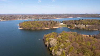 Holte, Danimarka - 26 Nisan 2022: Furesoe Gölü 'ndeki Naesse Kalesi' nin hava boğma manzarası