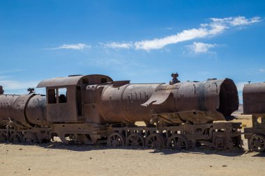 Uyuni, Bolivya - 1 Kasım 2015: Tren mezarlığındaki eski ve paslı tren vagonları.