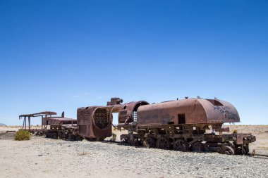 Uyuni, Bolivya - 1 Kasım 2015: Tren mezarlığındaki eski ve paslı tren vagonları.