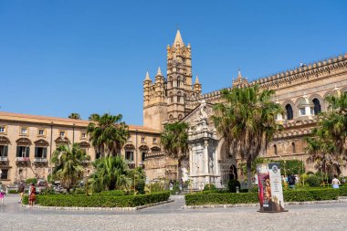 Palermo, İtalya - 20 Temmuz 2023: Tarihi şehir merkezindeki Palermo Katedrali 'nin dışı.