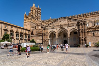 Palermo, İtalya - 20 Temmuz 2023: Tarihi şehir merkezindeki Palermo Katedrali 'nin girişindeki bir grup insan.
