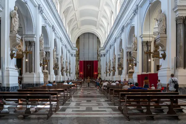 Palermo, İtalya - 20 Temmuz 2023: Tarihi şehir merkezindeki Palermo Katedrali 'nin içinde.