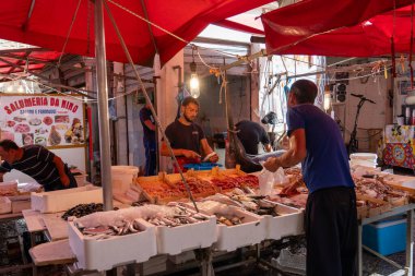 Palermo, İtalya - 20 Temmuz 2023: Ünlü ve tarihi Ballaro Pazarı 'ndaki pazar yerleri ve insanlar