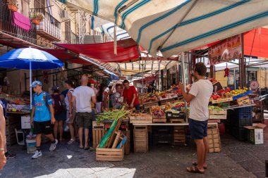 Palermo, İtalya - 20 Temmuz 2023: Ünlü ve tarihi Capo Market 'teki pazar yerleri ve insanlar
