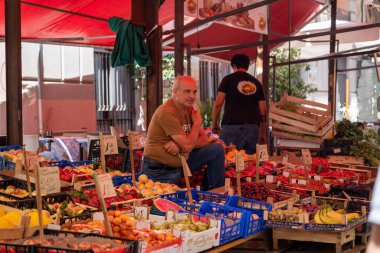 Palermo, İtalya - 20 Temmuz 2023: Ünlü ve tarihi Capo Market 'teki pazar yerleri ve insanlar