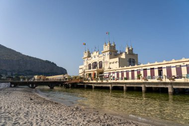 Mondello, İtalya - 17 Temmuz 2023: Mondello Beach Charleston Beach Club 'ın dışı.