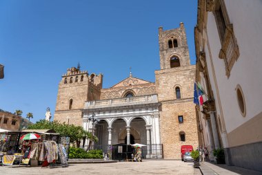 Monreale, İtalya - 18 Temmuz 2023: Monreale Katedrali, bir Katolik kilisesi ve UNESCO dünya mirası alanı