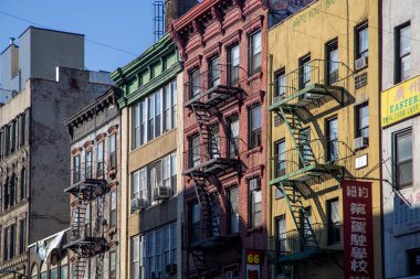 New York, Amerika Birleşik Devletleri - 17 Kasım 2016: Manhattan 'da Çin Mahallesi' nde tipik yangın merdivenleri bulunan Konut Binaları.