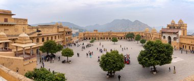 Jaipur, Hindistan - 12 Aralık 2019: Tarihi Amber Fort avlusundaki insanlar