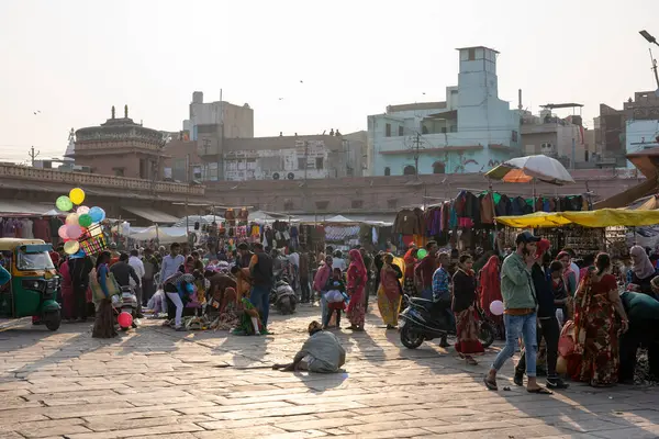 Jodhpur, Hindistan - 8 Aralık 2019: Yoğun Sardar Pazarı 'ndaki insanlar