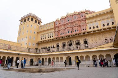 Jaipur, Hindistan - 11 Aralık 2019: Pembe şehirdeki güzel Hawa Mahal, Rüzgar Sarayı 'ndaki insanlar.