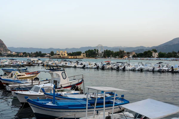 Mondello, Sicilya - 17 Temmuz 2023: Küçük yerel marinaya demir atmış motorlu botlar.