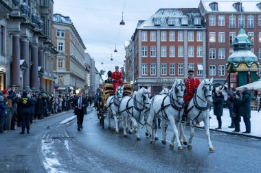 Kopenhag, Danimarka - 4 Ocak 2024: Kraliçe Margrethe 24 karatlık altın arabasıyla Christiansborg Sarayı 'ndan Amalienborg Sarayı' na giderken Muhafız Alayı tarafından eşlik ediliyor.