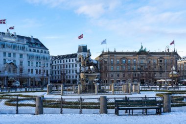 Kopenhag, Danimarka - 4 Ocak 2024: Tarihi Kongens Nytorv Meydanı kış mevsiminde karla kaplandı.