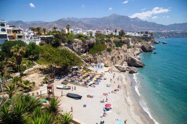 Nerja, İspanya - 28 Mayıs 2019: Avrupa Balkon bakış açısından Akdeniz ve Calahonda Plajı Görünümü.