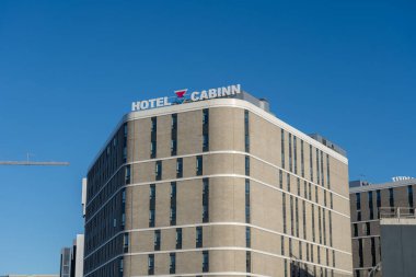 Kopenhag, Danimarka - 25 Ocak 2024: Şehir merkezindeki Hotel Cabinn 'in dış görünüşü.