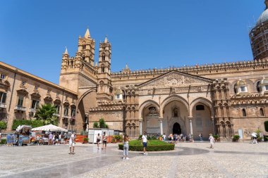 Palermo, İtalya - 20 Temmuz 2023: Tarihi şehir merkezindeki Palermo Katedrali 'nin girişindeki bir grup insan.