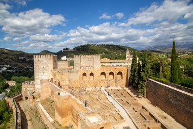 Granada, İspanya - 26 Mayıs 2019: Ünlü Alhambra Sarayı 'nda bir grup turist