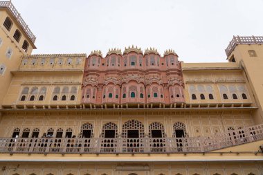 Jaipur, Hindistan - 11 Aralık 2019: Pembe şehirdeki güzel Hawa Mahal, Rüzgar Sarayı 'ndaki insanlar.
