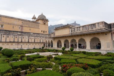 Jaipur, Hindistan - 12 Aralık 2019: Tarihi Amber Fort avlusundaki insanlar