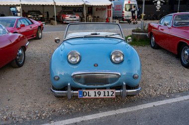 Kopenhag, Danimarka - 02 Ağustos 2024: Kopenhag Tarihi Prix 'inde mavi bir Austin Healey Sprite klasik arabası