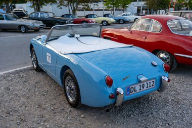 Kopenhag, Danimarka - 02 Ağustos 2024: Kopenhag Tarihi Prix 'inde mavi bir Austin Healey Sprite klasik arabası