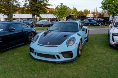 Kopenhag, Danimarka - 02 Ağustos 2024: Mavi ve siyah bir Porsche GT3RSat Kopenhag Tarihi Ödülü.