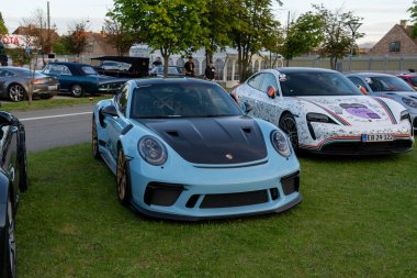 Kopenhag, Danimarka - 02 Ağustos 2024: Mavi ve siyah bir Porsche GT3RSat Kopenhag Tarihi Ödülü.