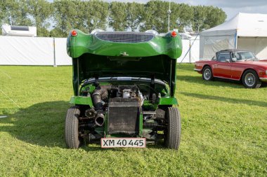 Kopenhag, Danimarka - 02 Ağustos 2024: Kopenhag Tarihi Grand Prix 'de yeşil bir Austin Healey Sprite vintage araba