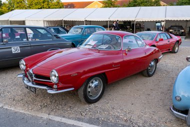 Kopenhag, Danimarka - 02 Ağustos 2024: Kopenhag Tarihi Grand Prix 'sinde kırmızı bir Alfa Romeo Giulia SS klasik arabası