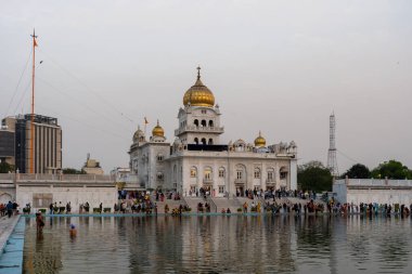 Yeni Delhi, Hindistan - 30 Mart 2024: Gurudwara Bangla Sahib 'in dış görünüşü, ünlü bir Sih ibadethanesi.