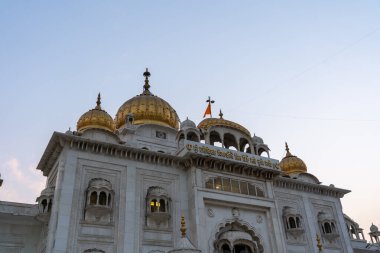 Yeni Delhi, Hindistan - 30 Mart 2024: Gurudwara Bangla Sahib 'in dış görünüşü, ünlü bir Sih ibadethanesi.