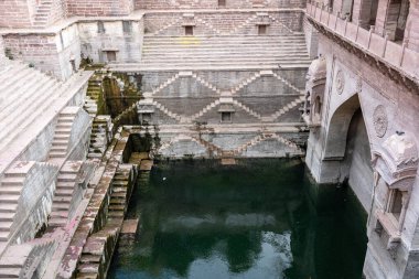 Jodhpur, Hindistan - 26 Mart 2024: Stepwell Toorji Ka Jhalra tarihi kent merkezinde insansız