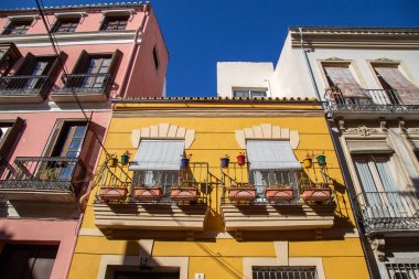 Malaga, İspanya - 23 Mayıs 2019: Şehir merkezindeki renkli konut binaları cephesi.