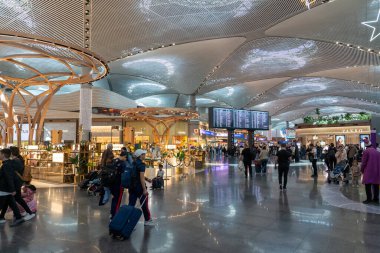 İstanbul, Türkiye - 31 Mart 2024: İstanbul Uluslararası Havalimanı 'nın kalkış terminali içinde alışveriş ve insanlar.