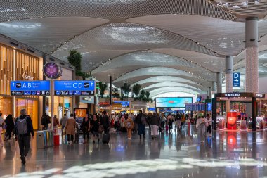 İstanbul, Türkiye - 31 Mart 2024: İstanbul Uluslararası Havalimanı 'nın kalkış terminali içinde alışveriş ve insanlar.