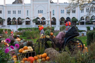 Kopenhag, Danimarka - 17 Ekim 2024: Tivoli Bahçelerinde Cadılar Bayramı süsleri.