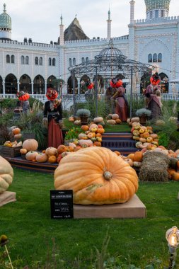 Kopenhag, Danimarka - 17 Ekim 2024: Tivoli Bahçelerinde Cadılar Bayramı süsleri.