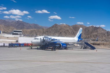 Leh, Hindistan - 09 Eylül 2024: İndigo Airbus A320 Kushok Bakula Rimpochee Havaalanı 'na park etti.