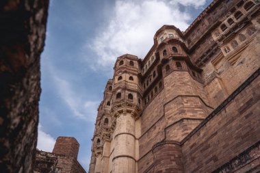 Jodhpur, Hindistan - 29 Mart 2024: Meşhur Mehrangarh Kalesi 'nde tarihi yapı ve cephe.