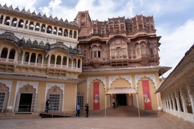 Jodhpur, Hindistan - 29 Mart 2024: Meşhur Mehrangarh Kalesi 'nde tarihi yapı ve cephe.
