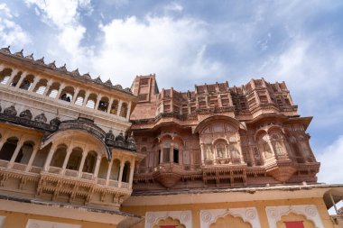 Jodhpur, Hindistan - 29 Mart 2024: Meşhur Mehrangarh Kalesi 'nde tarihi yapı ve cephe.