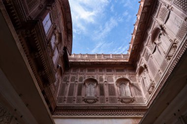 Jodhpur, Hindistan - 29 Mart 2024: Tarihi Mehrangarh Kalesi 'nde oyulmuş cephelerle güzel bir avlu.