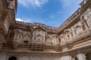 Jodhpur, Hindistan - 29 Mart 2024: Tarihi Mehrangarh Kalesi 'nde oyulmuş cephelerle güzel bir avlu.