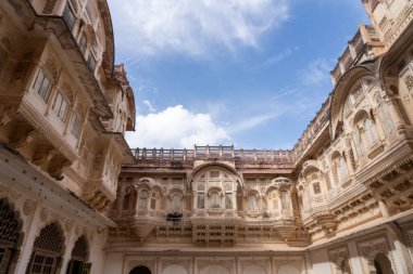 Jodhpur, Hindistan - 29 Mart 2024: Tarihi Mehrangarh Kalesi 'nde oyulmuş cephelerle güzel bir avlu.