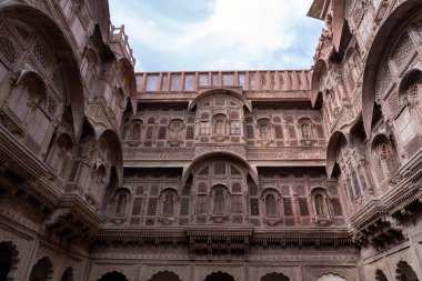 Jodhpur, Hindistan - 29 Mart 2024: Tarihi Mehrangarh Kalesi 'nde oyulmuş cephelerle güzel bir avlu.