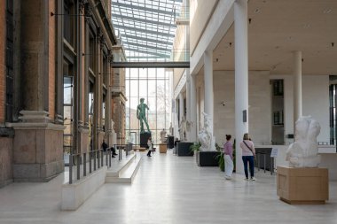 Kopenhag, Danimarka - 8 Mart 2025: Danimarka Ulusal Galerisi 'ndeki heykeller ve insanlar